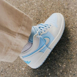 Jordan 1 Low SE Reverse Ice Blue (W) - No Stop - Official Shop